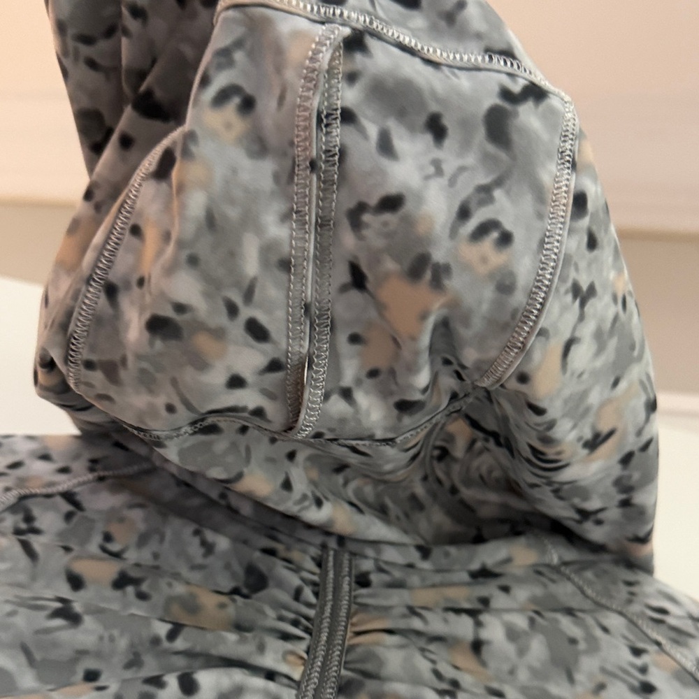 Women’s Lululemon Lightened Up Pullover jacket Floral Print Gray Running size 8 - Picture 7 of 8